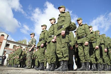 Новобранцы около призывного пункта.