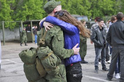 Новобранец прощается со своей девушкой.