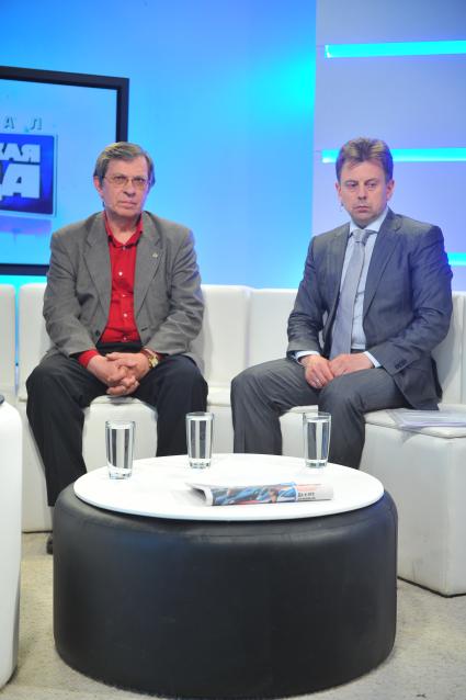 Телевидение `Комсомольская правда`. На снимке: поэт Петр Акаемов и член Совета при президенте РФ по развитию гражданского общества и правам человека Борисов Игорь.