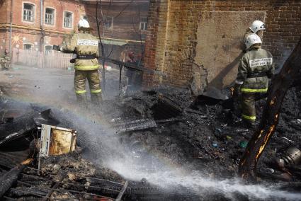 Пожарные разбирают завалы во время пожара в Екатеринбурге на Вайнера 70