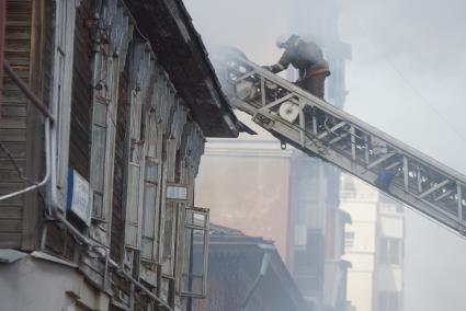 Пожарные на выдвижной лестнице во время пожара в Екатеринбурге на Вайнера 70