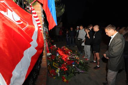 Митинг в память о болельщике `Спартака` Леониде Сафьянникове, убитом в ходе драки с уроженцем Узбекистана Жахонгиром Ахмедовым. На снимке: местные жители приносят цветы и свечи на место убийства.