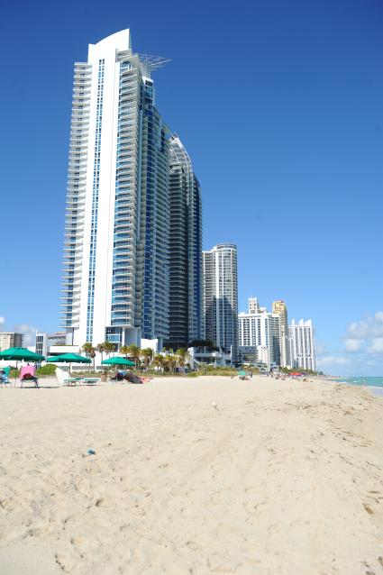 Майами. Район Sunny Island. Трамповские дома. На фото: дом, в котором квартира певца, композитора Игоря Николаева.