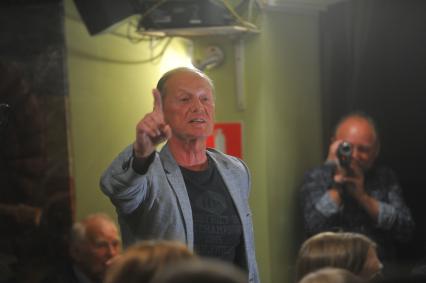 Бард-кафе `Гнездо глухаря`. Творческий вечер Евгения Евтушенко. На снимке: писатель Михаил Задорнов.