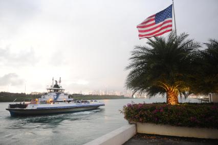 Майами Бич (Miami beach). Паром идет на остров миллионеров Fisher Island (Фишер Айленд).