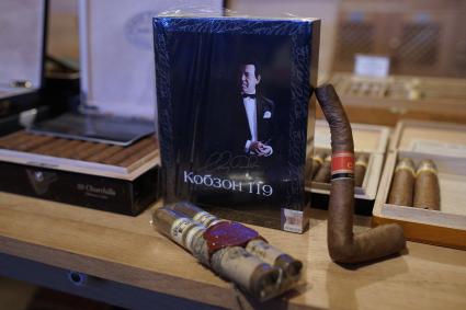 Коллекционные сигары Кобзон 119, ЕКатеринбург, и сигара в виде курительной трубки для Гарика Сукачева Уральский сигарный дом
