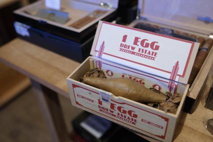 Сигара в виде яйца в хумидоре Уральский сигарный дом