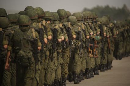 колонна российских солдат  во время проведения Российско-Китайских учений Мирная миссия 2013 на полигоне в Чебаркуле