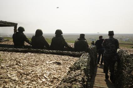 Российские и китайские военные наблюдают за мневрами авиации на совместных учениях в чебаркуле \"Мирная Миссия 2013\"