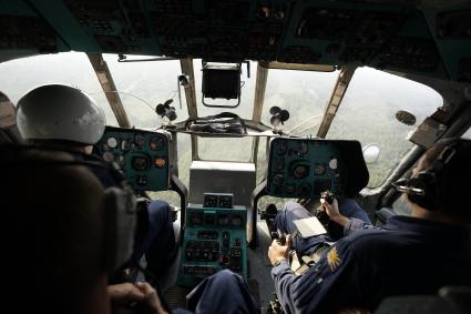 Вид из кабины пилотов вертолета Ми-8 во время полета