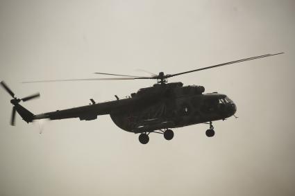 Военный транспортный вертолет ми-8 во время полета