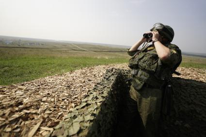 Российский военный наблюдает за маневрами авиации на совместных учениях в чебаркуле \"Мирная Миссия 2013\"