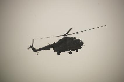 Военный транспортный вертолет ми-8 во время полета