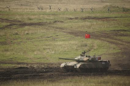 Китайский танк тип-99  на полигоне в Чебаркуле во время проведения Российско-Китайских учений Мирная миссия 2013