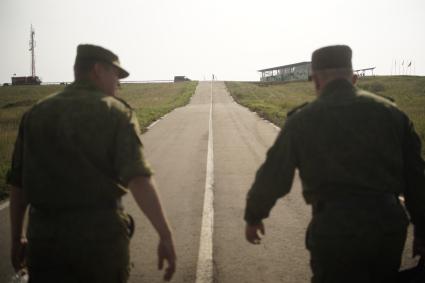 Российские военные идут по дороге к полигону в Чебаркуле