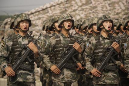 Китайские солдаты НОАК приветствуют командующего в строю  во время проведения Российско-Китайских учений Мирная миссия 2013 на полигоне в Чебаркуле
