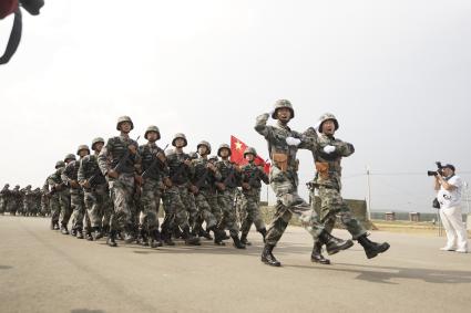 колонна китайских солдат проходит маршем  во время проведения Российско-Китайских учений Мирная миссия 2013 на полигоне в Чебаркуле
