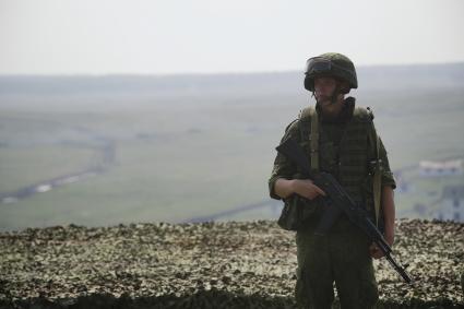 Российский солдат с автоматом на полигоне в Чебаркуле