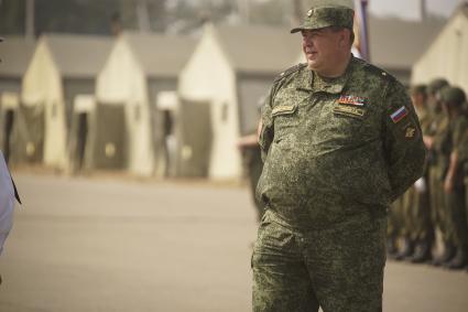 Российский военный генерал Чувакин С.А. с большим животом во время проведения Российско-Китайских учений Мирная миссия 2013 на полигоне в Чебаркуле