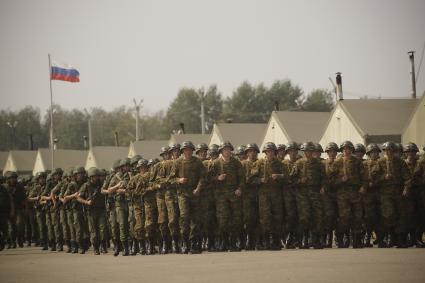 колонна российских солдат у палаточного лагеря во время проведения Российско-Китайских учений Мирная миссия 2013 на полигоне в Чебаркуле