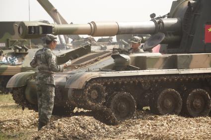 152-мм самоходная гаубица тип-83 во время проведения Российско-Китайских учений Мирная миссия 2013 на полигоне в Чебаркуле