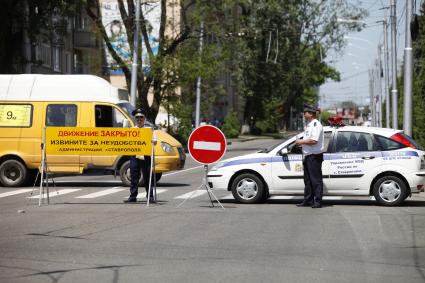 Перекрытие улицы патрулем ДПС в Ставрополе