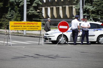 Перекрытие улицы патрулем ДПС в Ставрополе