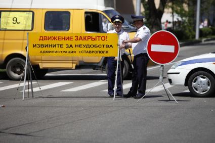 Перекрытие улицы патрулем ДПС в Ставрополе