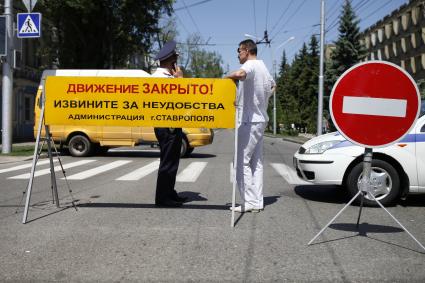 Перекрытие улицы патрулем ДПС в Ставрополе