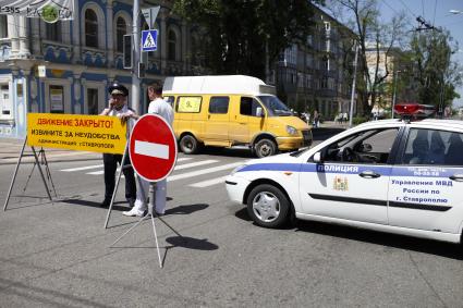 Перекрытие улицы патрулем ДПС в Ставрополе