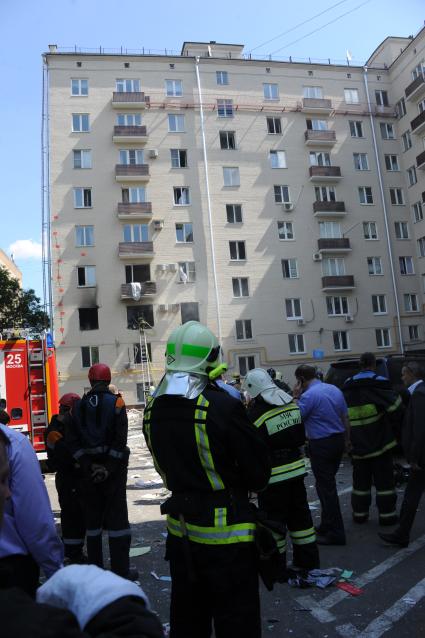 Жилой дом на Кутузовском проспекте 14, где произошел взрыв бытового газа. На снимке: сотрудники МЧС у здания.