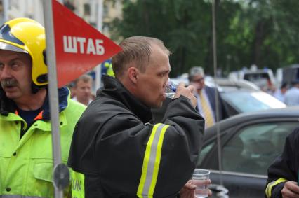 Жилой дом на Кутузовском проспекте 14, где произошел взрыв бытового газа. На снимке: штаб МЧС у здания.