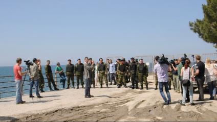 Крымская самооборона снесла на пляжах заборы украинских олигархов.