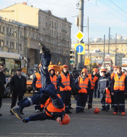 На Пушкинской площади строители устроили праздничный флешмоб, посвященный наступающему Новогому Году.