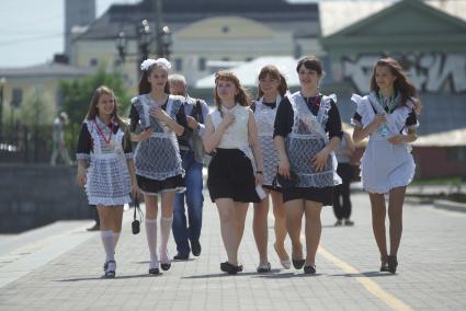 Выпускницы гуляют по городу после празднования последнего звонка в школах