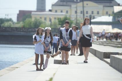 Выпускницы гуляют по городу после празднования последнего звонка в школах