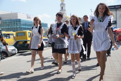 Выпускницы с морженым ижут по улице во время празднования последнего звонка в школах