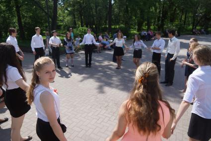 Выпускники встали в круг во время празднования последнего звонка