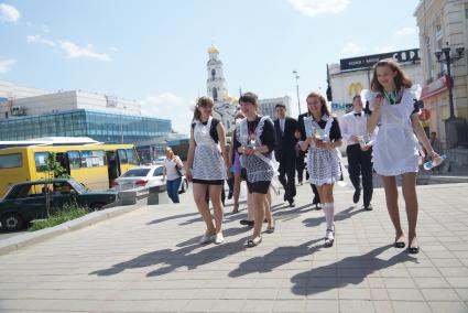 Выпускницы с морженым ижут по улице во время празднования последнего звонка в школах