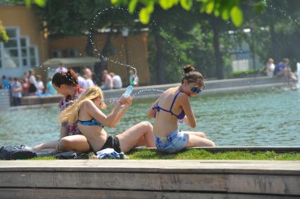 Жара в Москве. На снимке: девушки брызгаются водой.