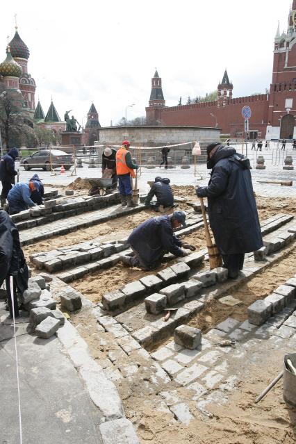 Ремонтные работы по укладки брусчатки на Красной площади.