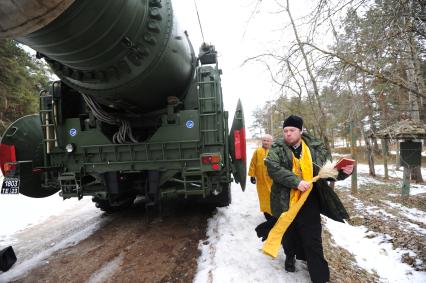 Серпуховский военный институт РВСН. На снимке: священнослужитель окрапляет святой водой  ракетный комплекс `Тополь-М`.