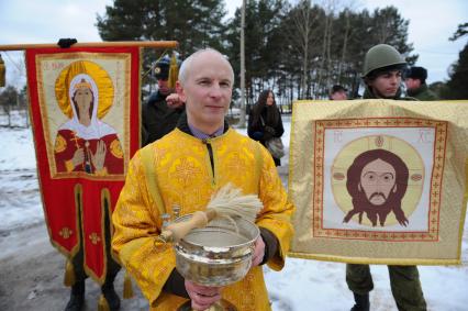 Серпуховский военный институт РВСН. На снимке: священнослужитель окрапляет святой водой солдат.