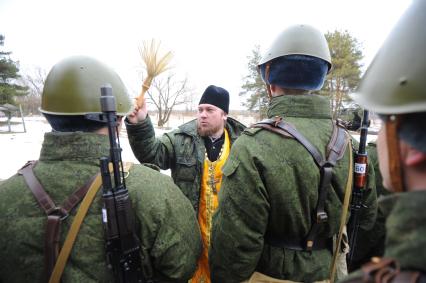 Серпуховский военный институт РВСН. На снимке: священнослужитель окрапляет святой водой солдат.