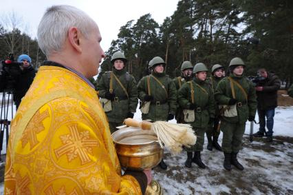 Серпуховский военный институт РВСН. На снимке: священнослужитель окрапляет святой водой солдат.