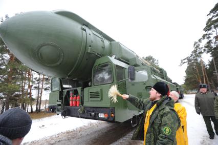 Серпуховский военный институт РВСН. На снимке: священнослужитель окрапляет святой водой  ракетный комплекс `Тополь-М`.