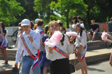 Последний звонок в школах Москвы. На снимке: выпускники гуляют в Парке Горького.