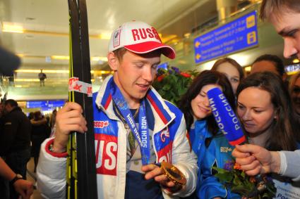 Встреча `золотого рейса` с чемпионами и призерами XXII Олимпийских зимних игр в Сочи. На снимке:  российский спортсмен, завоевавший золотую медаль в эстафете 4x7,5 км в соревнованиях по биатлону среди мужчин Алексей Волков.