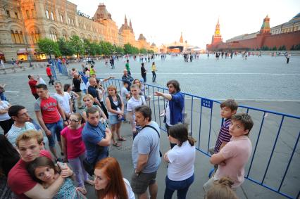 Экскурсия по Москве. На снимке: туристы на Красной площади.