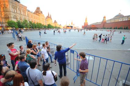 Экскурсия по Москве. На снимке: туристы на Красной площади.